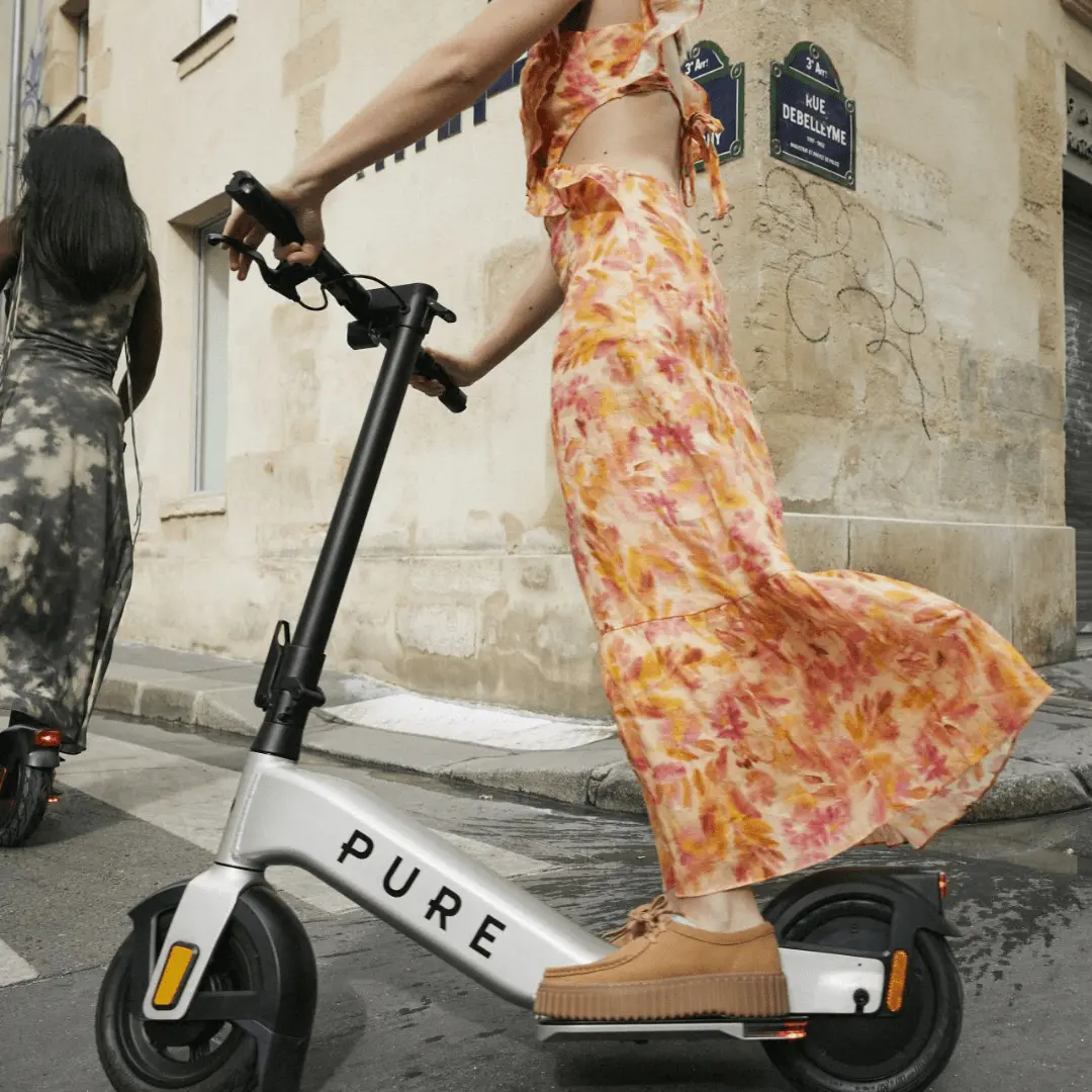 E-Scooter PURE Advance auf der Straße