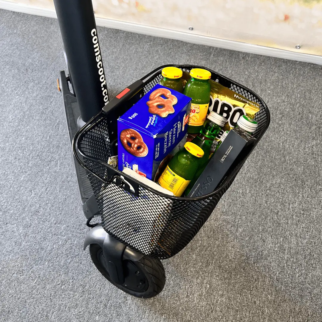 E-Scooter Korb befüllt mit Snacks