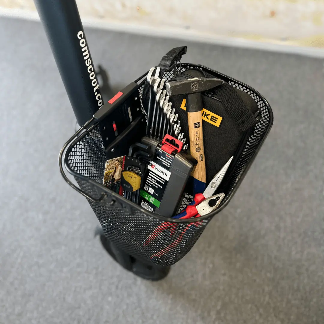 E-Scooter Korb befüllt mit Werkzeug