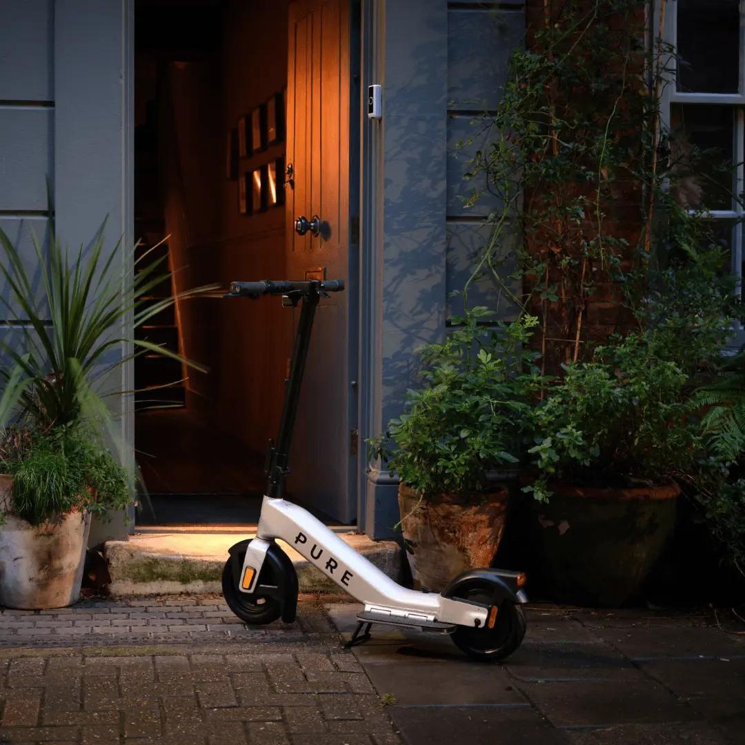 E-Scooter PURE Advance vor der Tür