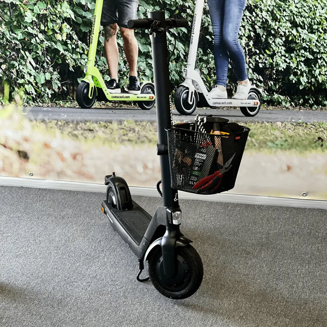 E-Scooter Korb mit Werkzeug befültt