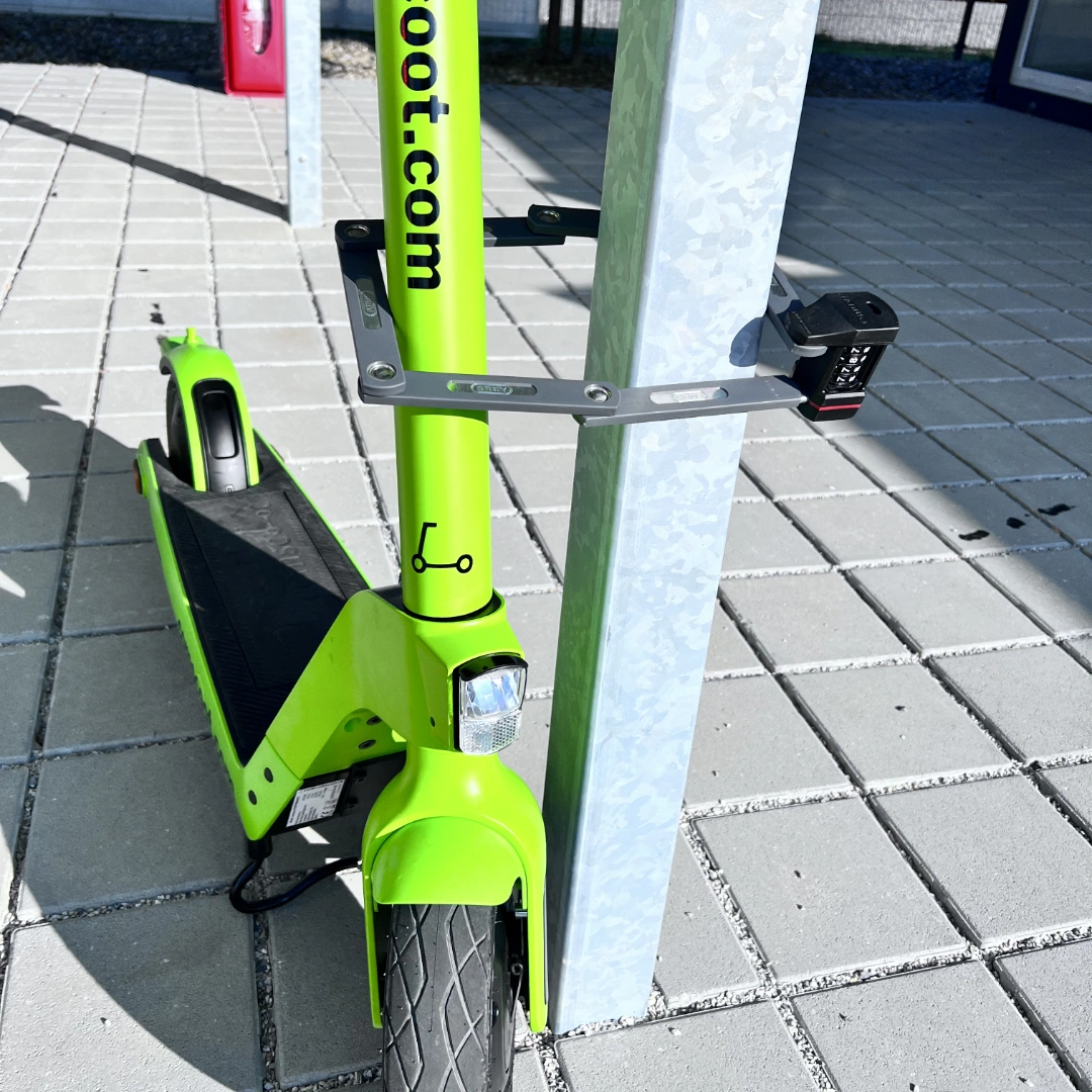 ABUS Schloss E-Scooter angekettet