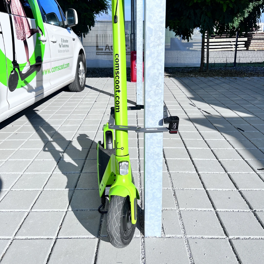ABUS Schloss E-Scooter angekettet