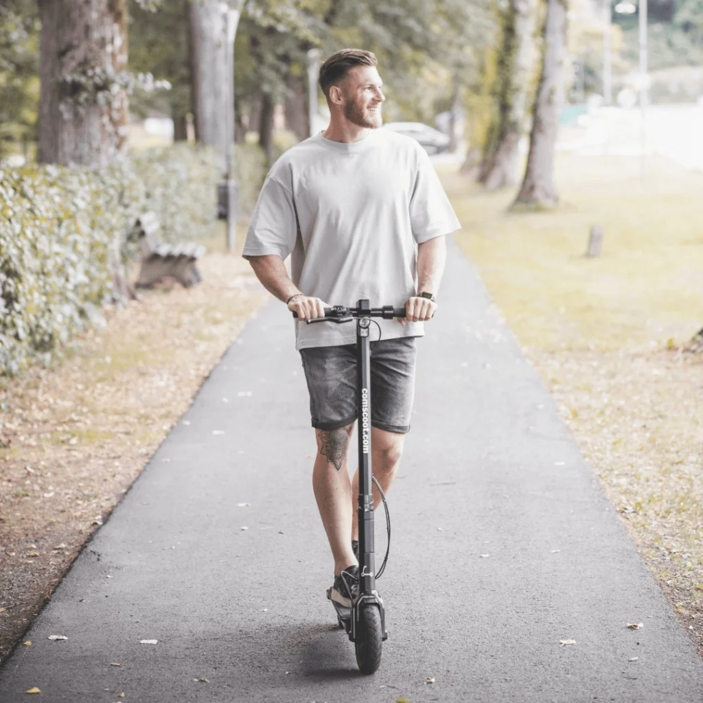 E-Scooter comscoot ECO schwarz im Park