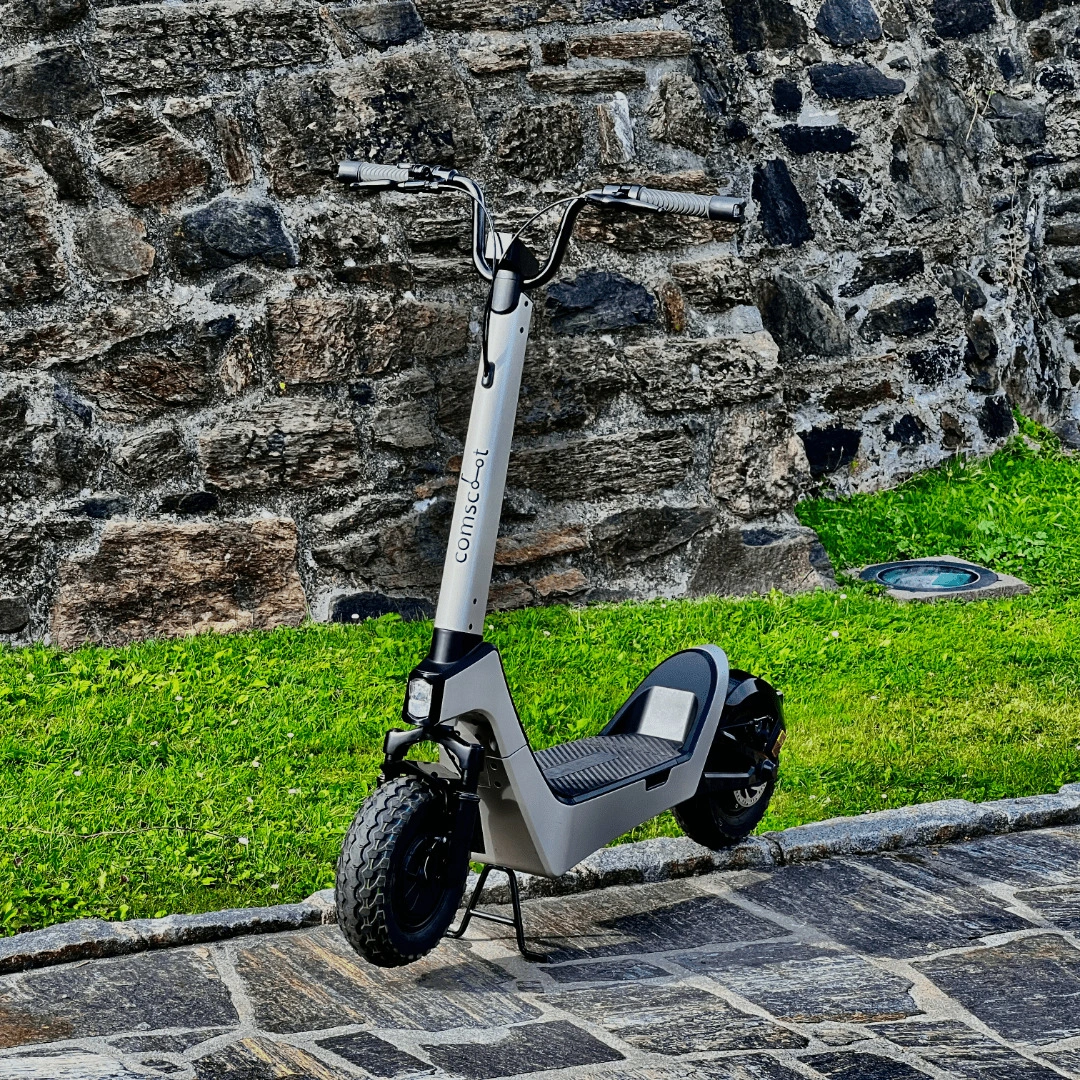 E-Scooter comscoot MAX neben einer Mauer