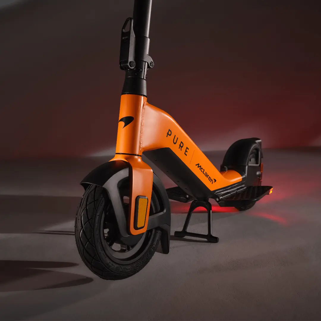 E-Scooter PURE McLaren Sonderedition Papaya Schrägansicht