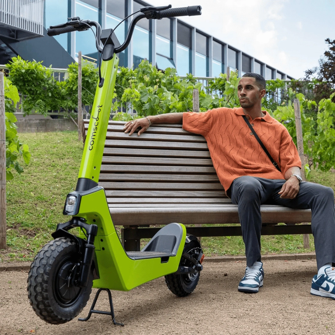 E-Scooter comscoot MAX im Park
