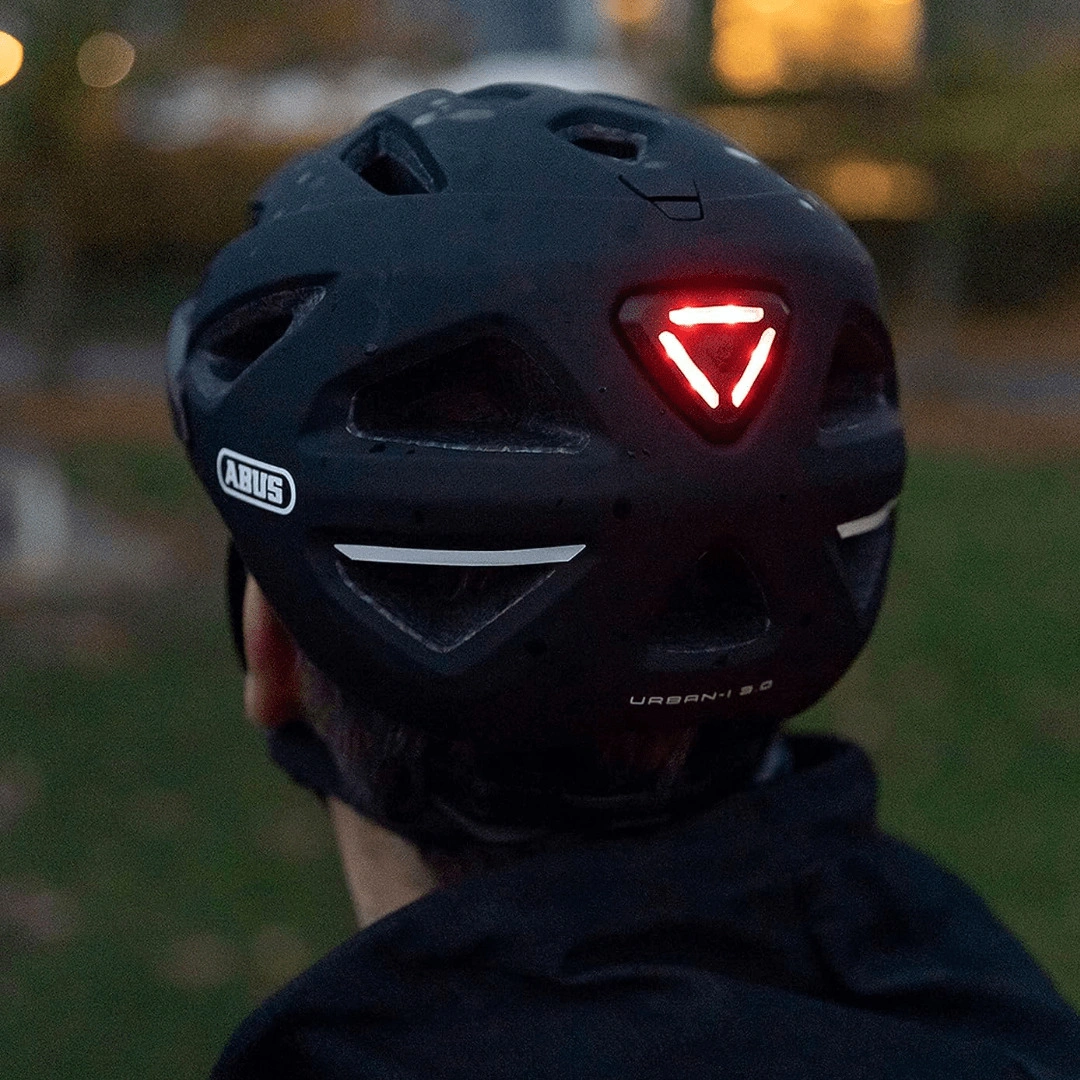 E-Scooter Helm mit Rücklicht - bei Dämmerung