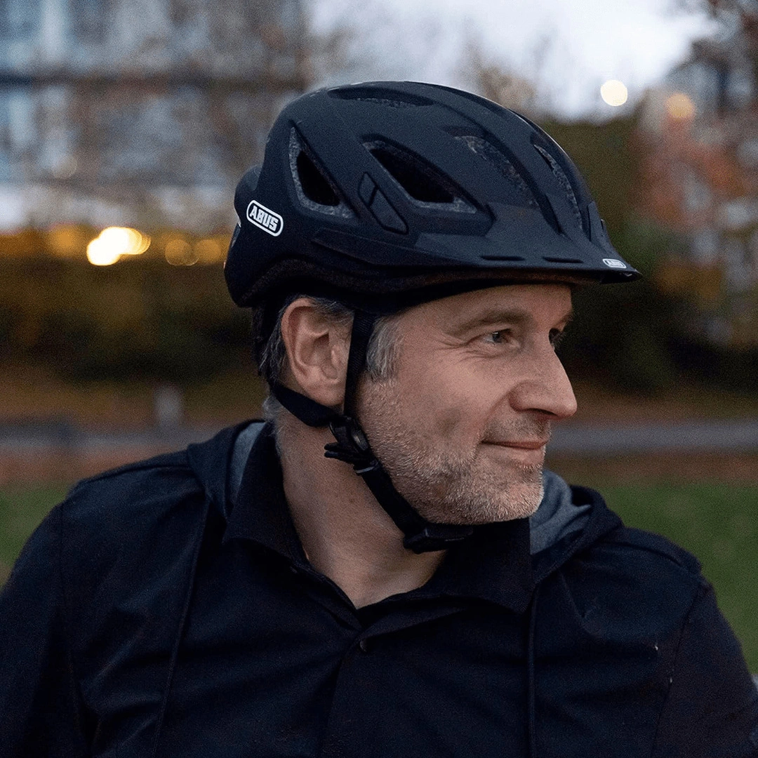 E-Scooter Helm mit Rücklicht - Lifestylebild