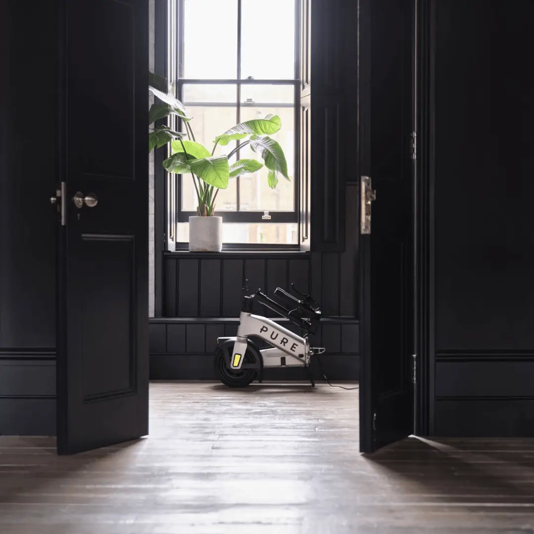 PURE Advance Flex E-Scooter in Platinum zusammengeklappt