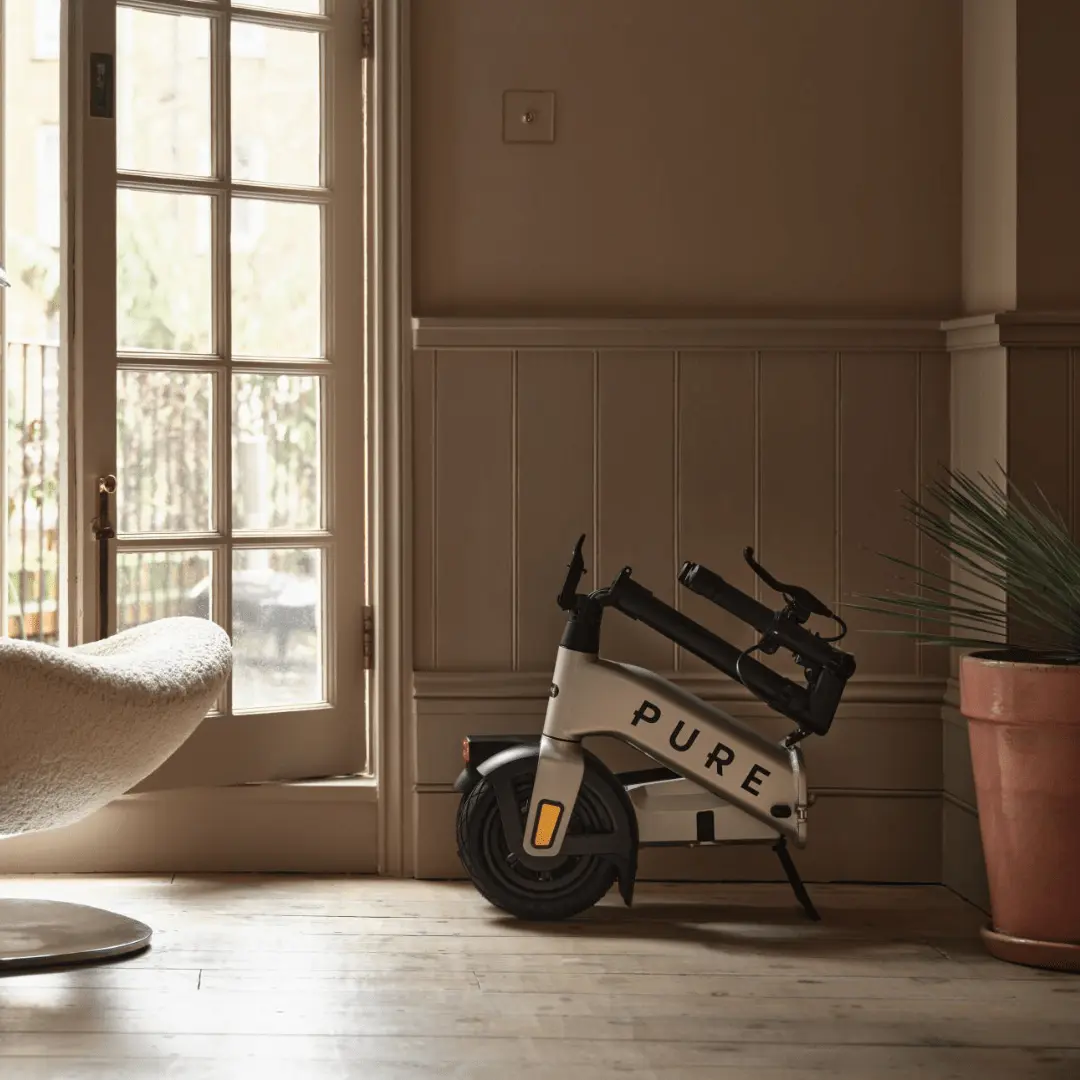 PURE Advance Flex E-Scooter in Platinum im Innenraum