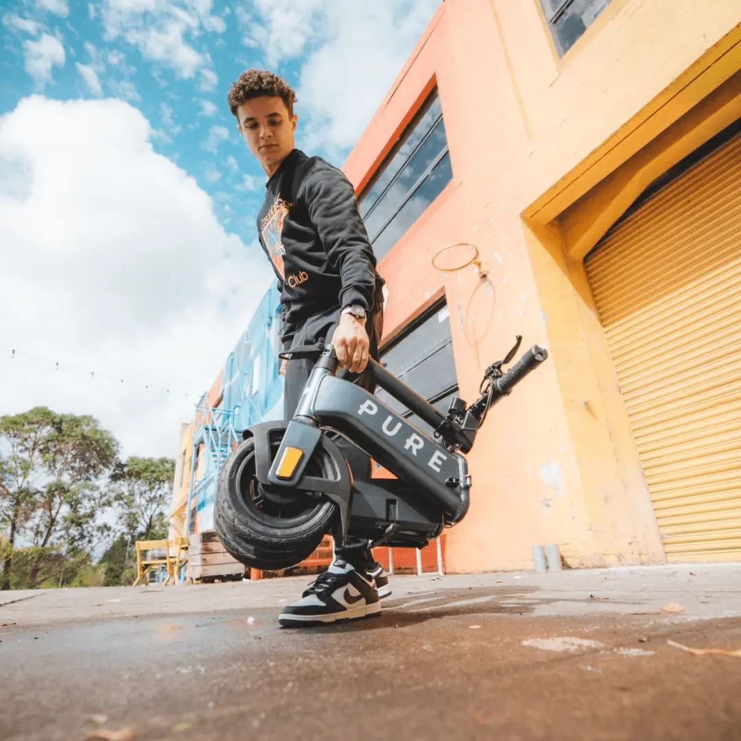 PURE Advance Flex E-Scooter in Mercury Grey mit Formel 1 Fahrer Lando Norris