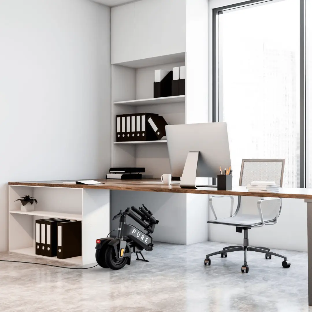 PURE Advance Flex E-Scooter in Mercury Grey unter dem Schreibtisch