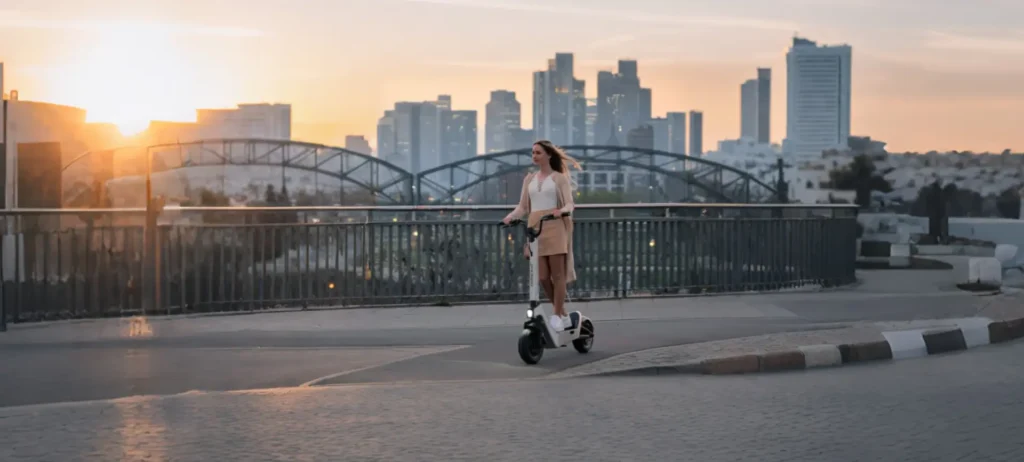 E-Scooter comscoot MAX in der Stadt
