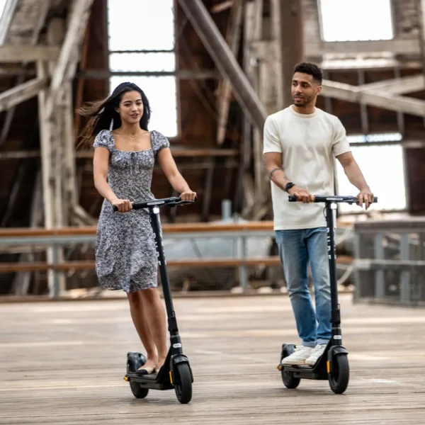 Produktbild E-Scooter PURE Air 4 - Lifestylebild 1