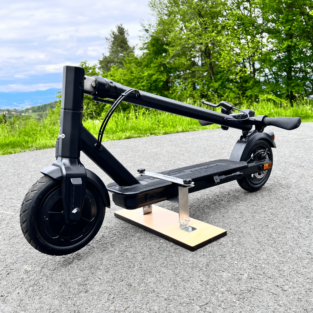 Produktbild E-Scooter KFZ-Halterung E-Scooter eingespannt