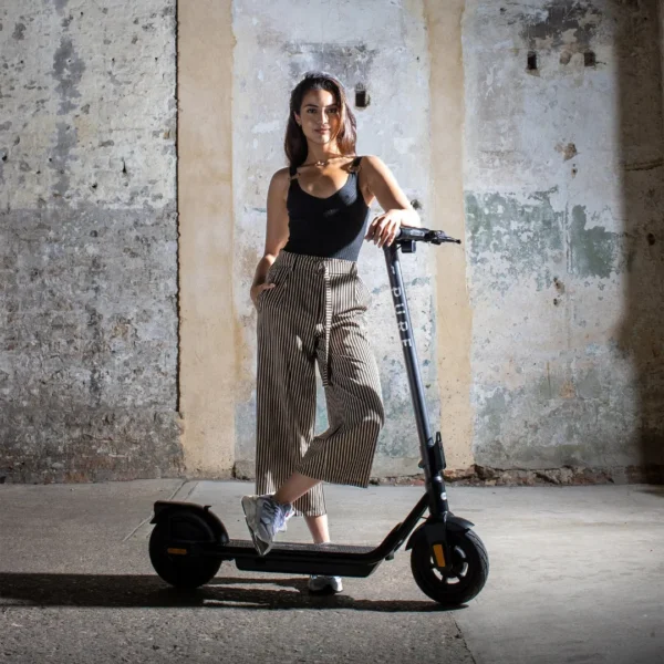 Produktbild E-Scooter PURE Air 4 - Lifestylebild 2