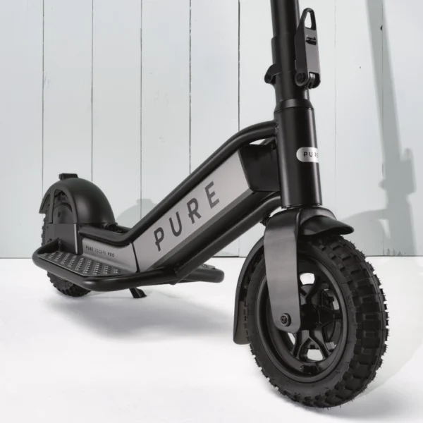 PURE Escape Pro E-Scooter schwarz-grau - Detailaufnahme Reifen vorne