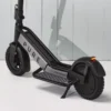 PURE Escape Pro E-Scooter schwarz-grau - Detailaufnahme Reifen hinten