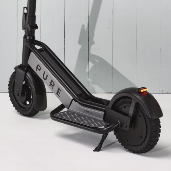 PURE Escape Pro E-Scooter schwarz-grau - Detailaufnahme Reifen hinten