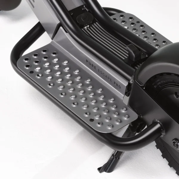 PURE Escape Pro E-Scooter schwarz-grau - Detailaufnahme Fußraster