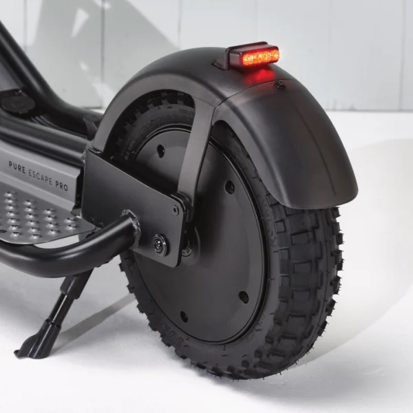 PURE Escape Pro E-Scooter schwarz-grau - Detailaufnahme Rücklicht hinten