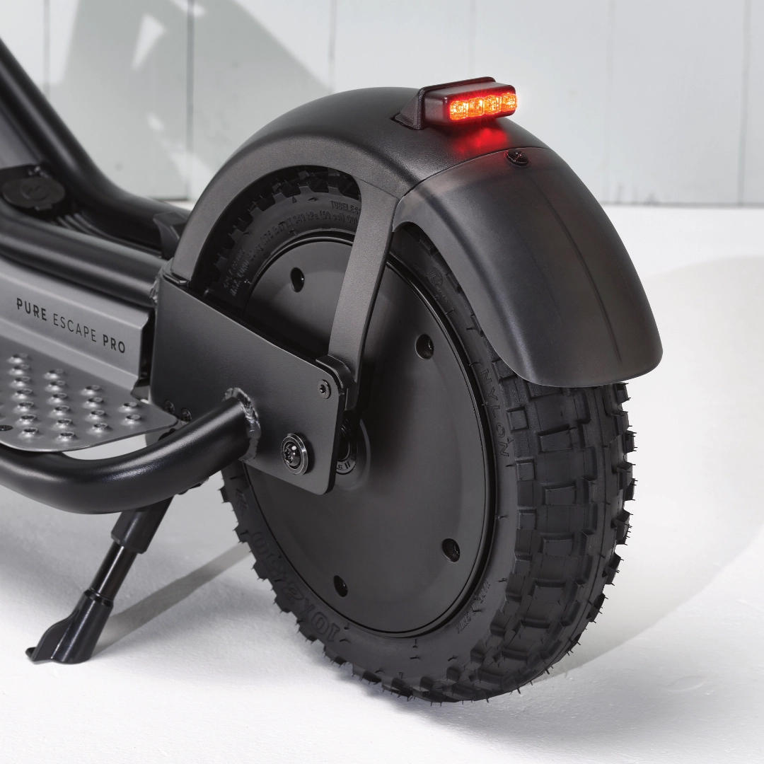 PURE Escape Pro E-Scooter schwarz-grau - Detailaufnahme Rücklicht hinten